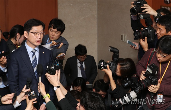 김경수 더불어민주당 의원이 19일 오후 서울 여의도 국회 정론관에서 경남지사 출마를 선언하고 있다. 그는 이 자리에서 "어떤 조사에도 당당히 응하겠다. 정쟁중단을 위한 신속한 조사를 촉구하고, 필요하다면 특검에도 응하겠다"고 밝혔다.