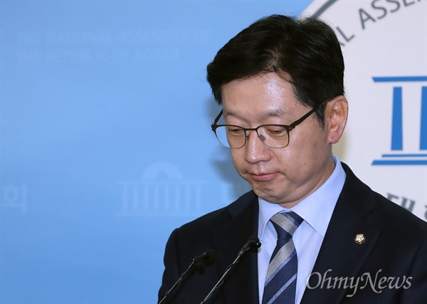 김경수 민주당 의원이 19일 오후 서울 여의도 국회 정론관에서 경남지사 출마를 선언하고 있다. 그는 이 자리에서 "어떤 조사에도 당당히 응하겠다. 정쟁중단을 위한 신속한 조사를 촉구하고, 필요하다면 특검에도 응하겠다"고 밝혔다.