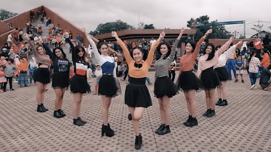  K팝 걸그룹 ‘모모랜드’의 댄스곡을 커버하는 인도네시아 소녀들.