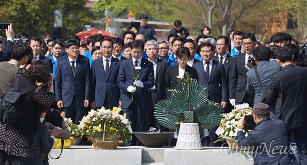 경남지사 선거에 나서는 더불어민주당 김경수 국회의원이 20일 오전 김해 봉하마을 고 노무현 전 대통령 묘소를 참배했다.
