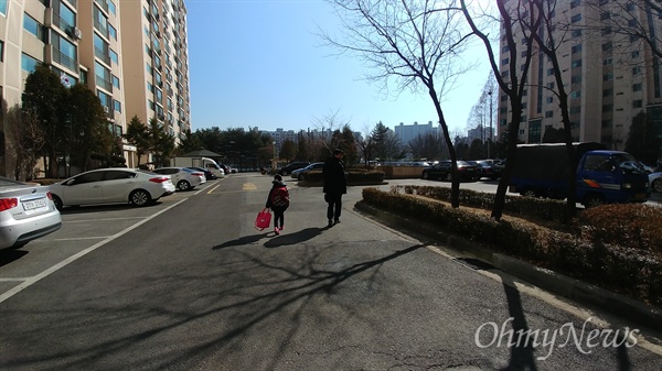 아이들 등교시키는 한 아빠. 남편은 직장을 다니면서 자격증 공부를 했고 나는 그 뒷바라지를 했다.