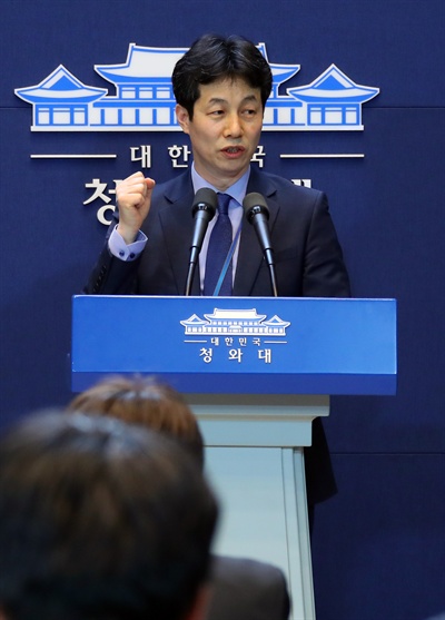 남북 '핫라인' 열렸다 정상회담준비위 종합상황실장인 윤건영 청와대 국정상황실장이 20일 춘추관 대브리핑룸에서 남북 정상 간 '핫라인' 개통과 관련, "역사적인 남북 정상 간 직통전화 연결이 완료돼 오늘 오후 3시 41분부터 4분 19초간 상호 통화로 이뤄졌다"고 밝히고 있다. 