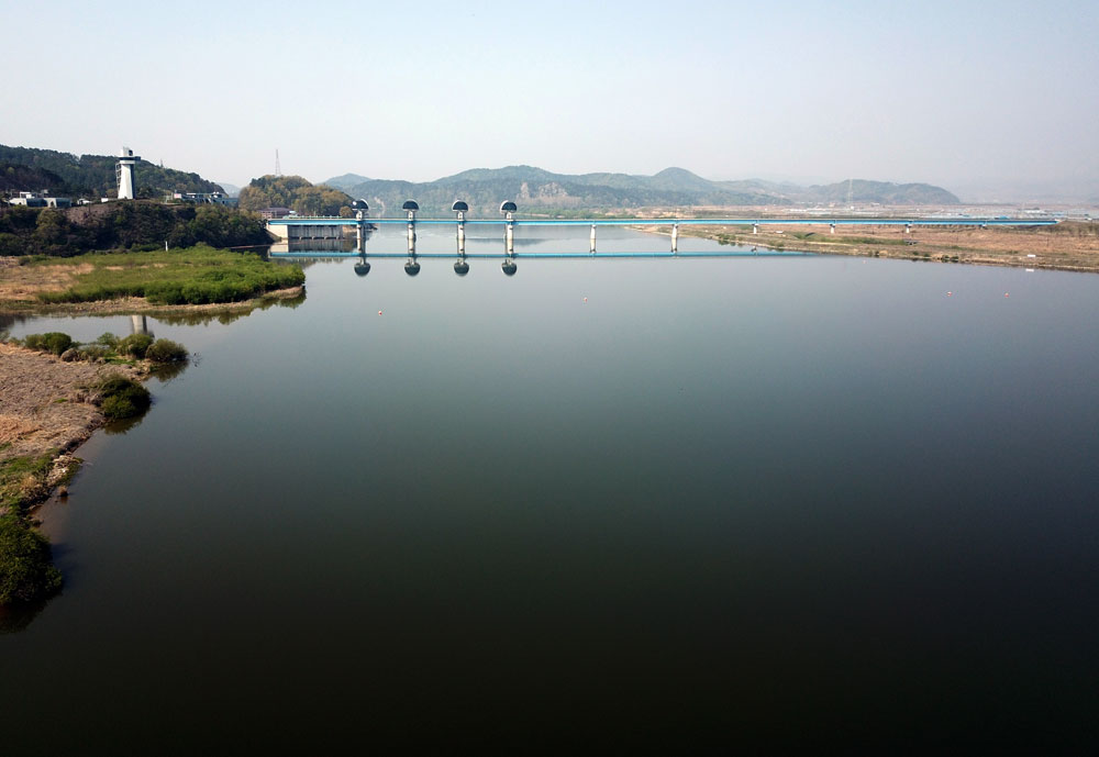 굳게 닫힌 백제보 상류 물빛이 기온이 오르면서 탁해지고 있다.