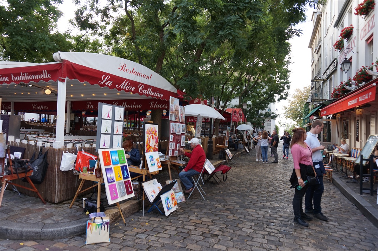 이젤을 빽빽이 세운 무명화가들이 자리 잡고 있는 테르트르광장.