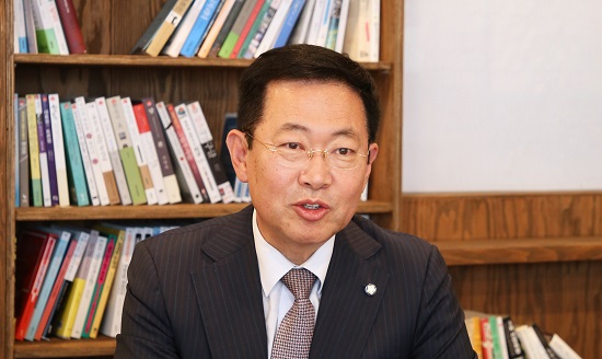 박남춘 국회의원은 경선에서 결선 없이 더불어민주당 인천시장 후보로 확정됐다. 