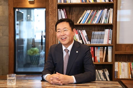 박남춘 국회의원은 경선에서 결선 없이 더불어민주당 인천시장 후보로 확정됐다. 
