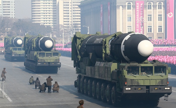 북한이 노동당 전원회의에서 풍계리 핵실험장 폐기 결정을 채택했다고 조선중앙통신이 21일 보도했다. 통신은 "주체107(2018)년 4월 21일부터 핵시험과 대륙간탄도로켓(ICBM) 시험발사를 중지할 것"이라는 내용이 명시됐다고 밝혔다. 사진은 지난 2월 북한 '건군절' 70주년 기념 열병식에서 이동식발사차량(TEL)에 실린 대륙간탄도미사일(ICBM)급 '화성-15'.