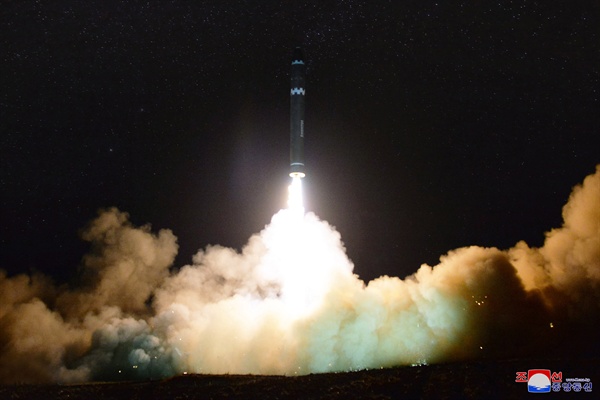사진은 조선중앙통신이 지난해 11월 보도한 대륙간 탄도미사일(ICBM) '화성-15' 시험발사 모습.