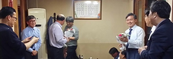 20일 저녁 양승동 KBS사장이 6.15 언론본부가 준 꽃다발을 받고 환하게 웃고 있다.우측으로부터 정규성 기자협회장, 손관수 비서실장, 양승동 KBS사장 순이다.