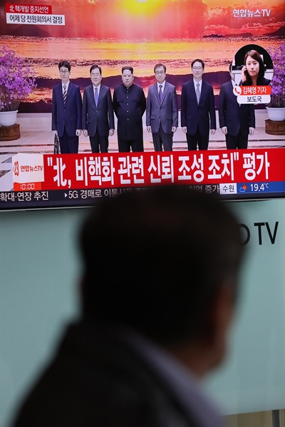 21일 오전 서울역에서 한 시민이 북한 핵실험장 폐기 관련 방송을 시청하고 있다. 