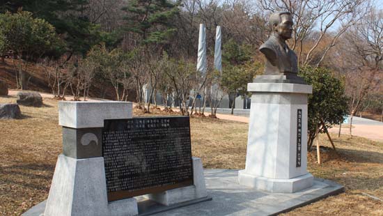 1910년대 국내 무장 항일 투쟁을 이끌었던 대한광복회의 지휘장 우재룡 독립지사의 흉상이 대구 달서구 두류공원 인물동산에 세워져 있다. 흉상과 안내 비석 사이로 멀리 보이는 조형물은 대구사범학교 학생들의 독립운동을 기려 세워진 기념탑이다. 대구는 대한광복회, 조선국권회복단, ㄱ당, 무우원, 태극단, 다색당, 허무당 등 많은 독립운동결사체와 이종암, 문석봉, 이윤재, 장진홍, 이시영, 이육사, 이상화, 서상일, 백기만 등 출중한 독립지사들이 태어났거나, 거주했거나, 투쟁한 무대이지만 아직도 (다른 지역에는 있는) 독립운동기념관이 없다. 독립운동정신계승사업회는 주요 사업계획에 대구독립운동기념관 건립을 표방하고 있다. 