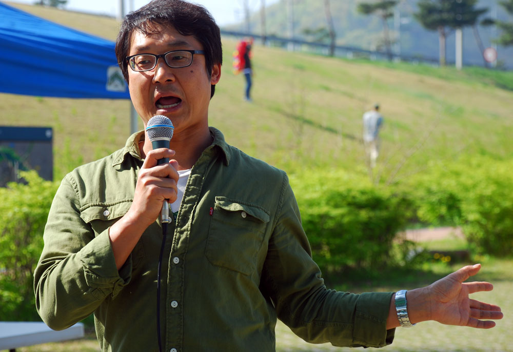 양흥모 대전충남 녹색연합 사무처장이 참석자들에게 ‘물고기 이동의 날’ 행사에 관해 설명하고 있다.