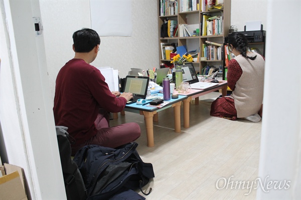 서울시 마포구 성산동에 있는 반지하 집. 여기서 변상철 시민기자는 진실을 추적하는 일을 하고 있다. 
