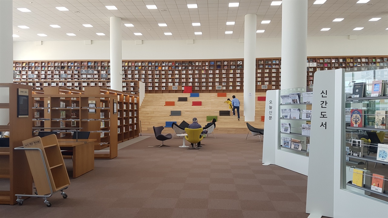 충남 도서관의 특징 중 하나는 넓은 공간을 확보하고 있다는 점이다.  