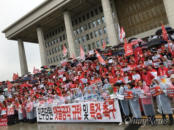  한국당은 지금 이러고 있습니다. 사진은 지난 22일 국회 본청 야외 계단에서 '민주당원 댓글 공작 규탄·특검 촉구대회'를 열고 있는 모습. 