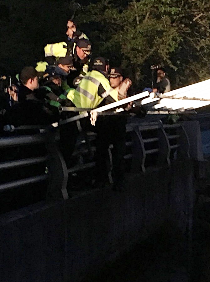 22일 오후 7시 20분 현재 경북 성주 사드 기지로 향하는 진입로인 진밭교에서 경찰이 강제 해산을 시도 중이다. 주민들은 에어매트 등 안전정치가 없는 상황에서 경찰이 무리한 진압을 벌이고 있다고 우려하고 있다. 