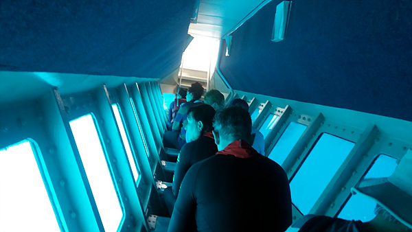 반잠수선을 타고 물속 세상을 구경하는 관광객들 모습. 