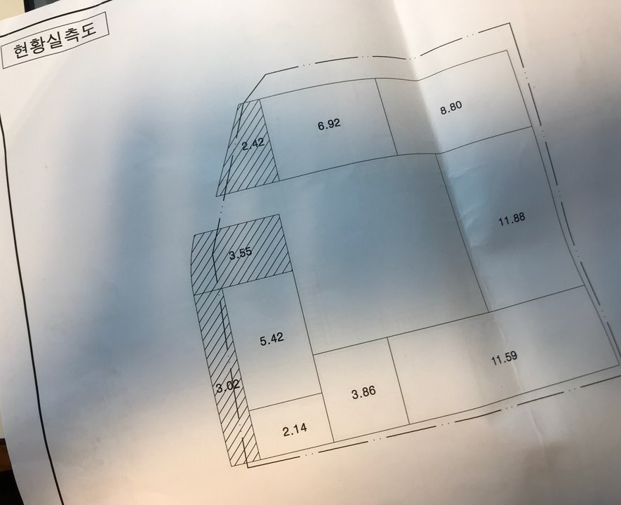  이 집의 민낯이다. 사선으로 채워진 부분은 불법증축이 된 부분이라 건물 면적에 포함할 수 없다. 이 도면을 펼쳐들고 우리의 엄짱은 무슨 생각을 했을까. 건축주는 입으로 말하고, 건축가는 도면으로 말한다. 