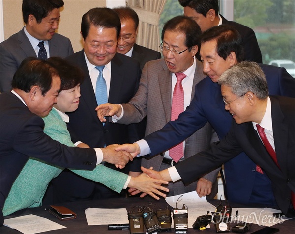 한국당 홍준표 대표와 김성태 원내대표, 바른미래당 박주선 공동대표와 김동철 원내대표, 평화당 조배숙 대표와 장병완 원내대표가 23일 오전 국회에서 회동을 갖고 '드루킹 특검법' 발의와 국정조사요구서 공동 제출에 합의한 뒤 인사하고 있다. 