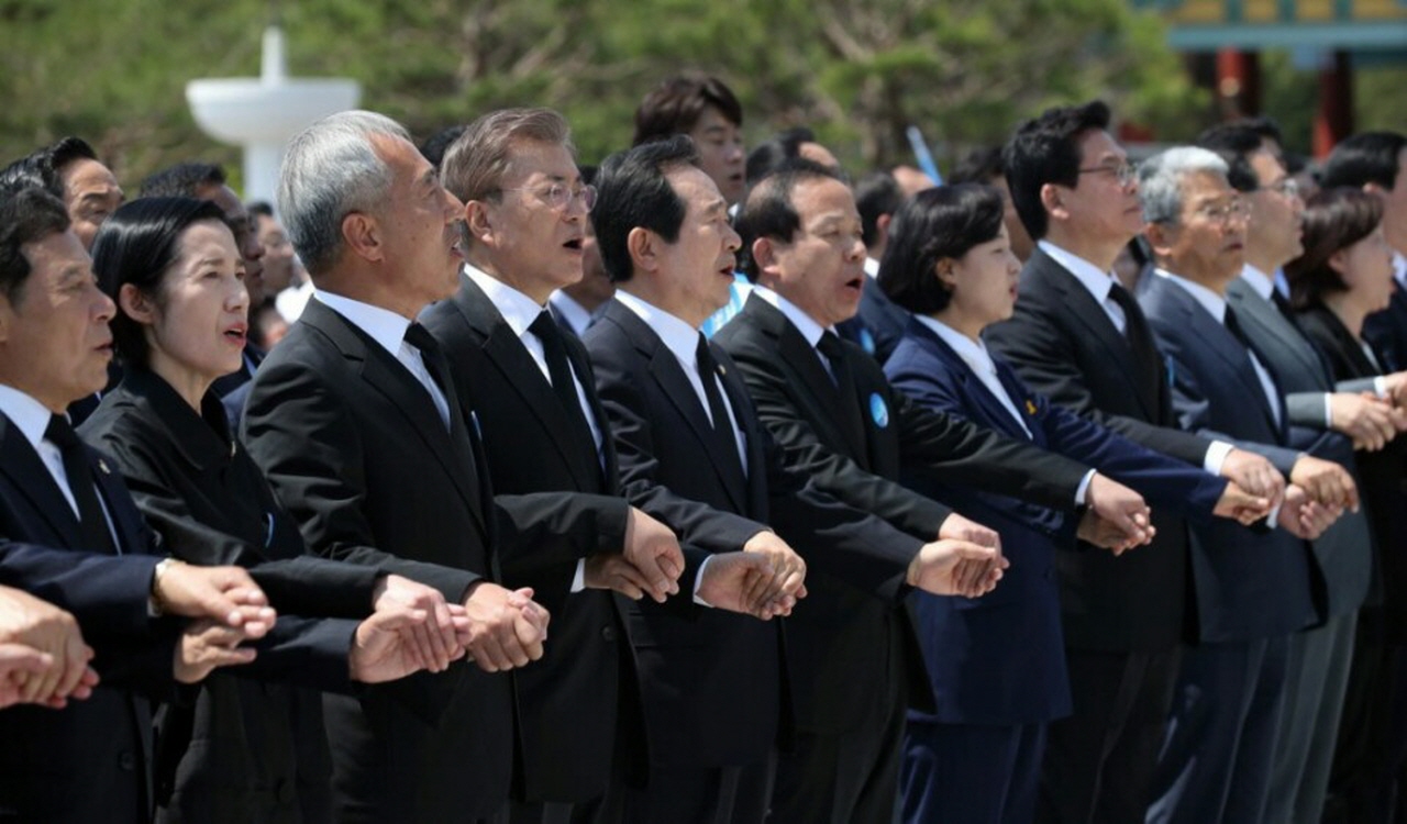  작년 5.18 광주민중항쟁 37주년 기념식에서 <임을 위한 행진곡>을 제창하고 있는 문재인 대통령과 정부인사들. ‘민중의 노래’는 그 시대의 가치와 사고를 공유하는 공통의 언어다.
