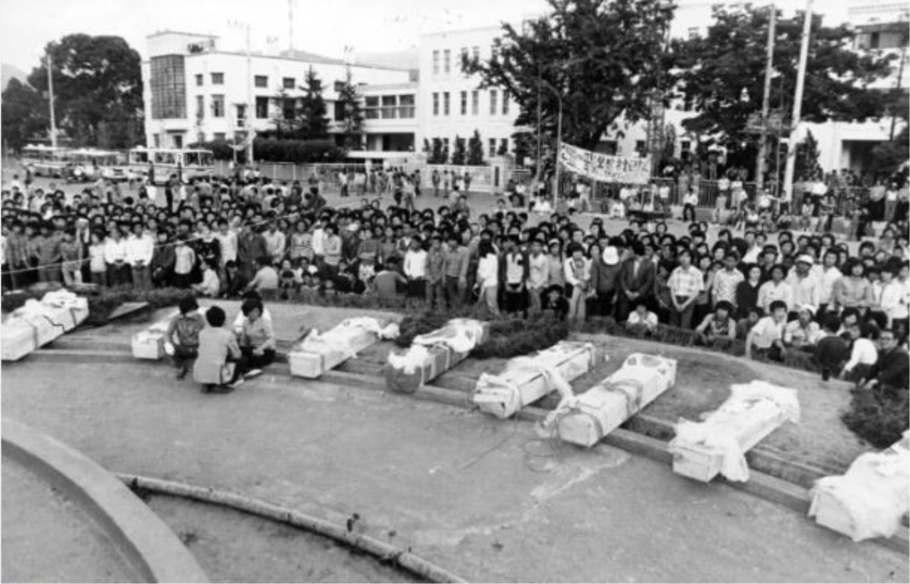 5.18 희생자들이 상무관에 임시 안치되기 전 도청 앞 광장에서 노제를 지내고 있다.
