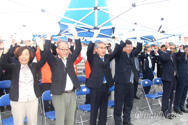  23일 오전 경남도교육청 국기게양대 앞에서 열린 '남과 북의 상생과 평화, 정상회담 성공 기원 한반도기 게양식'에서 박종훈 교육감과 김영만 경남평화회의 상임의장 등이 만세삼창을 하고 있다.