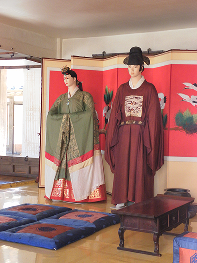 조선시대 신혼부부. 서울 남산한옥마을에서 찍은 사진. 