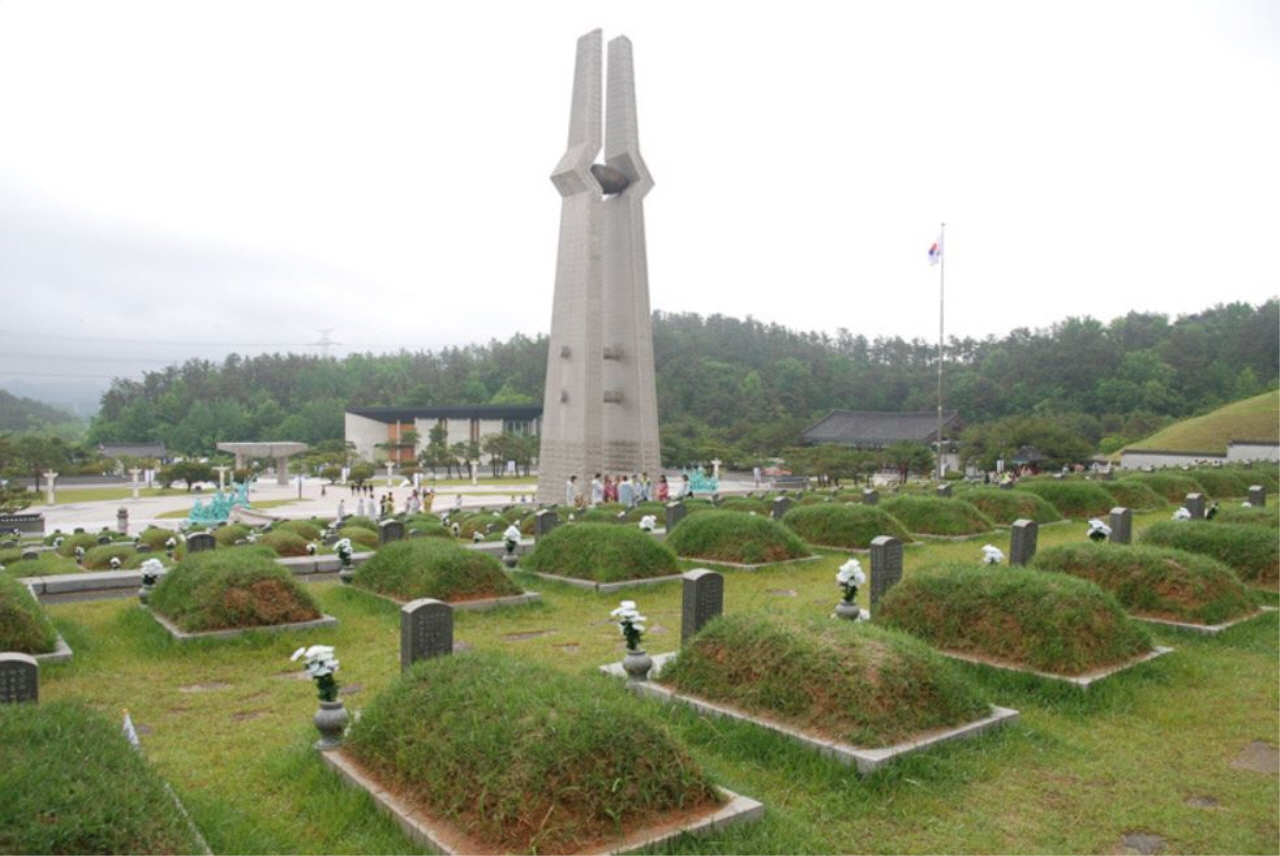 광주광역시 망월동에 자리하고 있는 5.18 국립묘지. 

