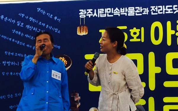  2015년 전라도말 자랑대회 대상수상자 김현순 씨(왼쪽)와 사회자 지정남 씨. <광주드림 자료사진>