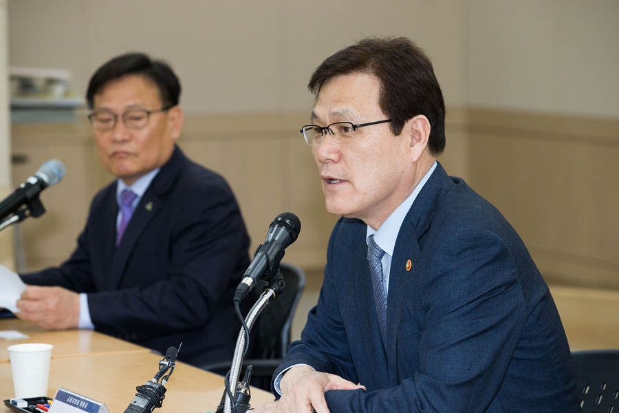 23일 서울 영등포구 이룸센터에서 열린 '장애인 금융개선 간담회 및 전동휠체어 보험 협약식'에서 최종구 금융위원장이 발언하고 있다. 