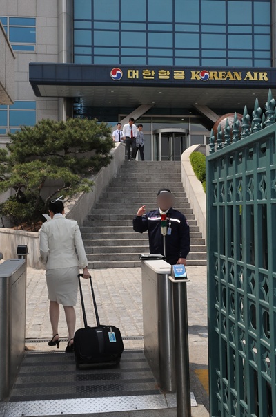 지난 4월 23일, 조현민 대한항공 광고담당 전무의 이른바 '물벼락 갑질'을 수사하는 경찰이 서울 강서구 대한항공 본사에 대한 압수수색을 실시하고 있다.