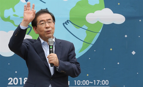 22일 오후 서울광장에서 열린 2018 지구의 날 기념 행사에서 3선에 도전하는 박원순 서울시장이 인사말을 하고 있다.