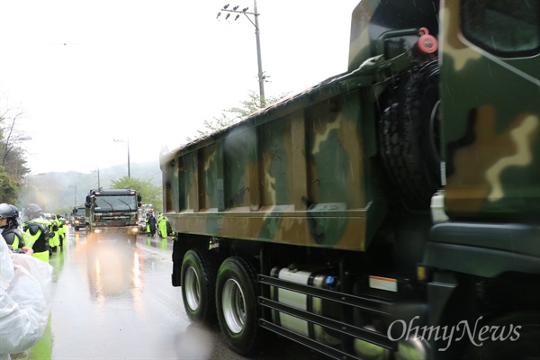 지난 2018년 23일 오전 경북 성주군 소성리 사드기지로 군용트럭이 모래와 자갈을 싣고 들어가고 있다.