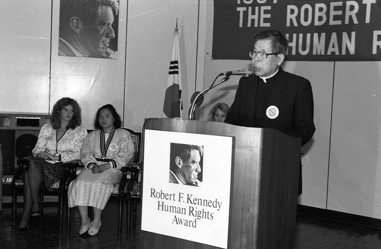 1987년 미국 로버트 케네디 인권센터는 김근태와 인재근을 인권상 수상자로 결정했지만, 한국 정부가 인재근의 출국을 거부했다. 로버트 케네디 인권센터는 다음 해인 5월 직접 한국을 방문해 명동성당에서 상을 수여했다. 당시 축사를 하는 김수환 추기경 모습.  