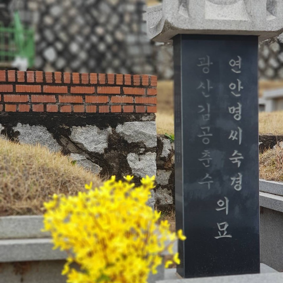    지난 4일, 우리 부부와 아버지, 생후 100일 된 아들까지 3대가 친할아버지인 김춘수 시인의 산소를 찾았다.