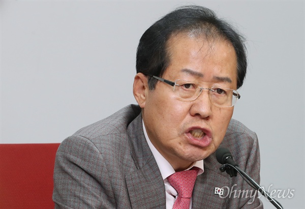 자유한국당 홍준표 대표가 23일 오후 서울 여의도 당사에서 갤럽 및 포털 관련 기자회견을 하고 있다. 
