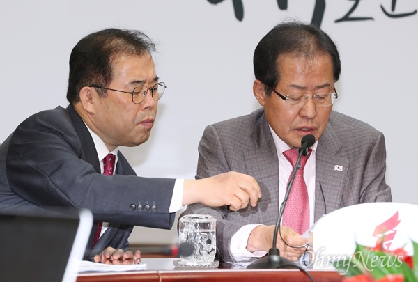 자유한국당 홍준표 대표가 23일 오후 서울 여의도 당사에서 갤럽 및 포털 관련 기자회견을 하고 있다. 왼쪽은 박성중 의원. 