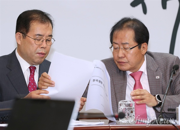 자유한국당 홍준표 대표가 23일 오후 서울 여의도 당사에서 갤럽 및 포털 관련 기자회견을 하고 있다. 왼쪽은 박성중 의원. 