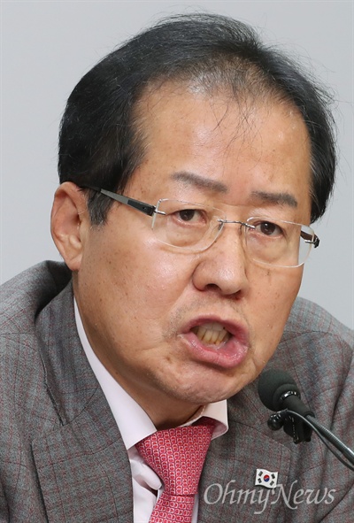 자유한국당 홍준표 대표가 지난 23일 오후 서울 여의도 당사에서 갤럽 및 포털 관련 기자회견을 하고 있다. 