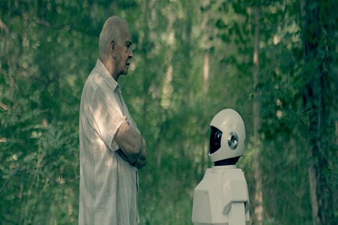 로봇 앤 프랭크 영화 <로봇 앤 프랭크>의 프랭크 역을 맡은 프랭크 란젤라와 로봇(목소리는 피터 사스가드)
