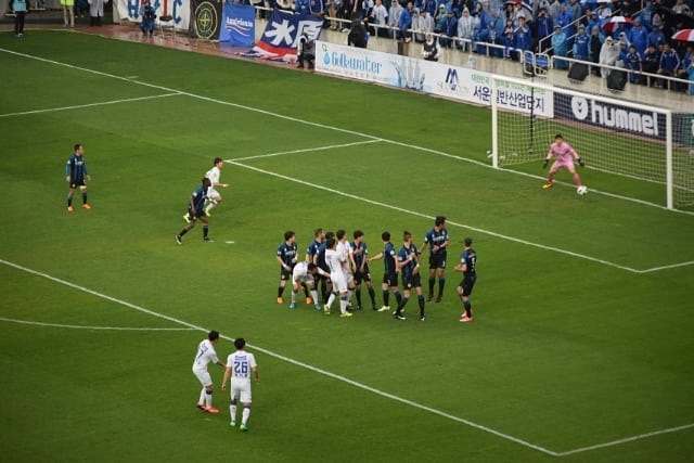  후반전, 수원 블루윙즈의 위력적인 직접 프리킥이 인천 골문 오른쪽 옆그물로 날아드는 순간.