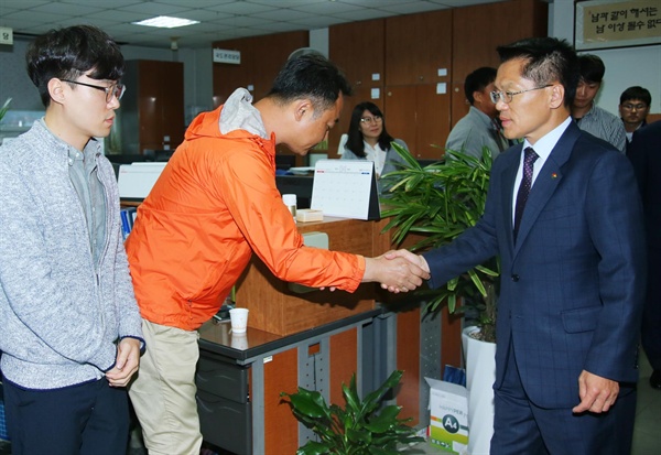  한경호 경상남도지사 권한대행은 23일, 창원시 대원동에 소재한 경상남도도로관리사업소를 방문했다.