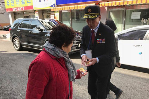 문영미 남구청장 예비후보의 아버지인 문의갑(81)씨가 길거리에서 선거운동을 하고 있다. 