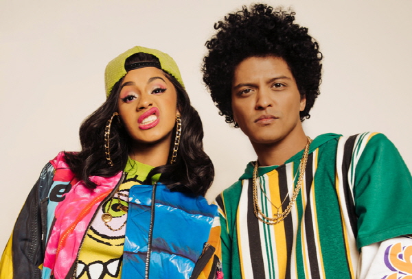  팝스타 브루노 마스(Bruno Mars)와의 협업 'Finesse'로 카디 비는 다재다능함을 증명했다.