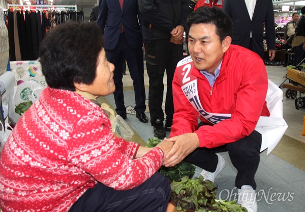 자유한국당 김태호 경남지사 후보가 창원 상남시장을 찾아 상인들과 인사를 나누고 있다.
