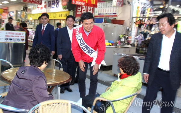 자유한국당 김태호 경남지사 후보가 24일 오후 창원 상남시장을 찾아 상인들과 인사를 나누고 있다.