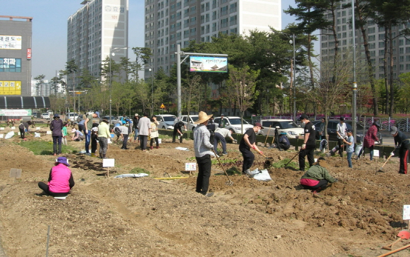  경기도 오산의 도시농업 공동체농장에서 회원들이 농사교육을 받으며 농사를 짓고 있다