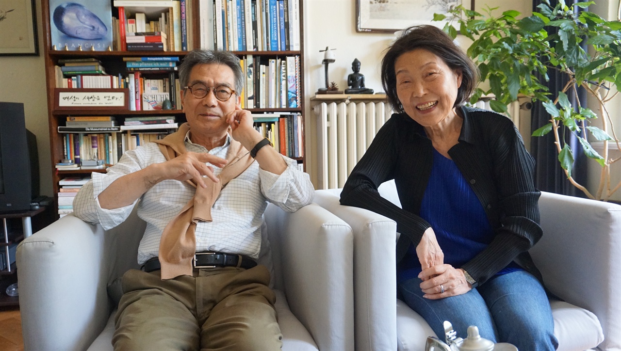 송두율 교수는 "독일에서도 이번 남북정상회담에 관심이 많다"고 밝혔다. 송두율 교수와 부인 정정희 씨(오른쪽).
