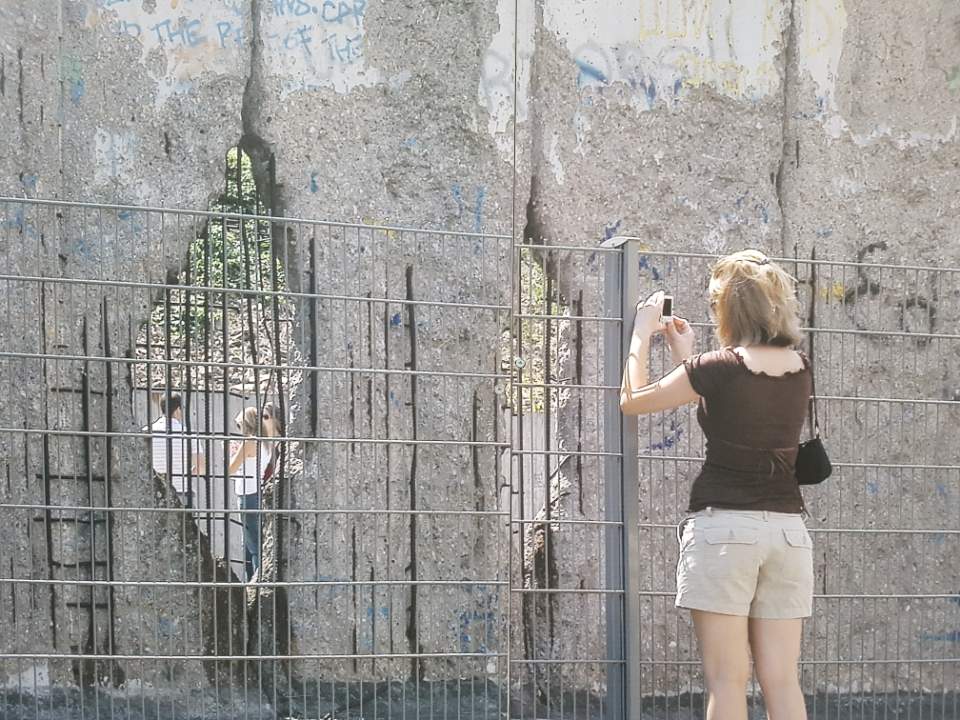 독일 베를린에 있는 '베를린장벽'. 한 여성 관광객이 촬영을 하고 있다. 
