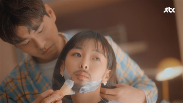  JTBC <으라차차 와이키키>에서 여자친구인 서진(고원희 분)의 턱을 면도해주는 준기(이이경 분)의 모습.